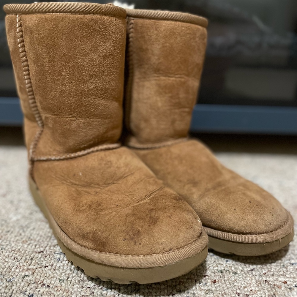 UGG Classic Short II Boot in Tan. Size 8.